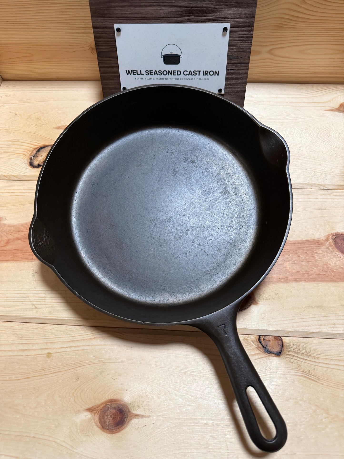 Griswold #7 Skillet, Grooved handle - Small logo