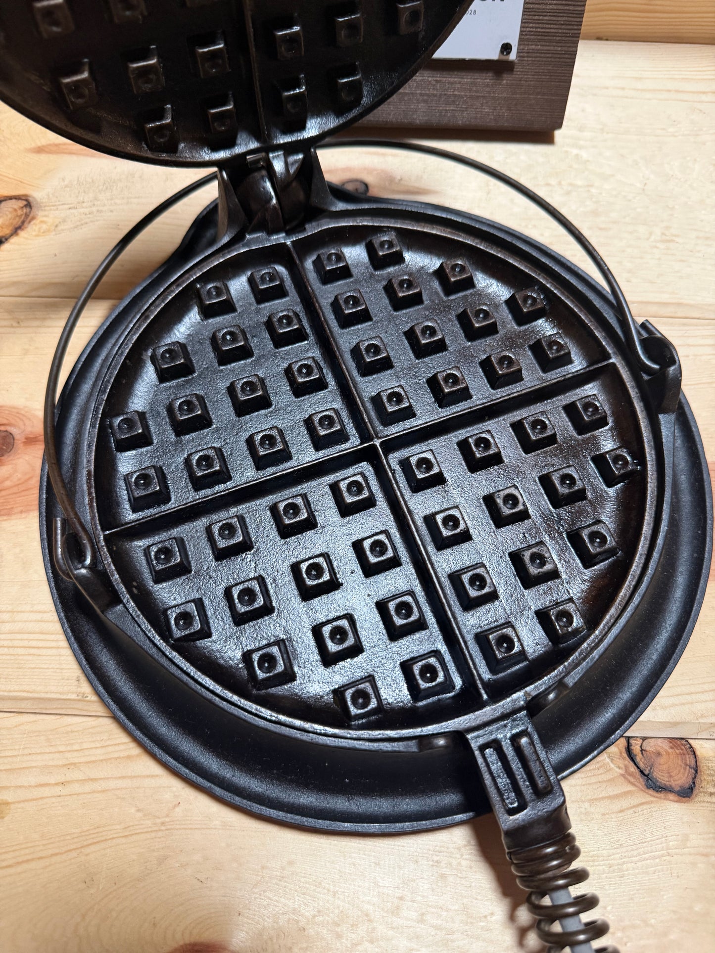 Wagner Ware Sidney -O- # 8 Waffle Maker with bailed low base