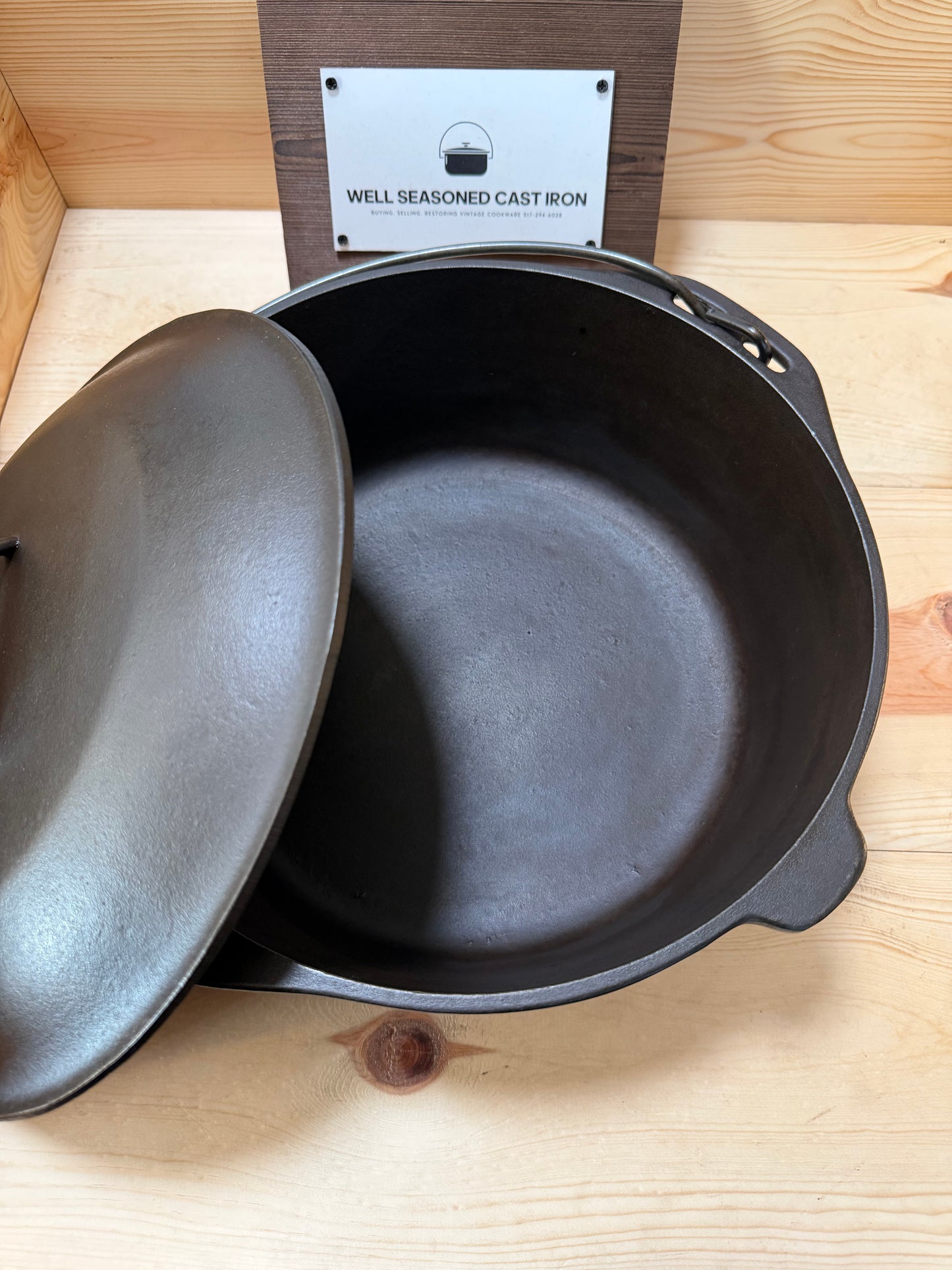Vintage Lodge # 8 Dutch Oven INV017
