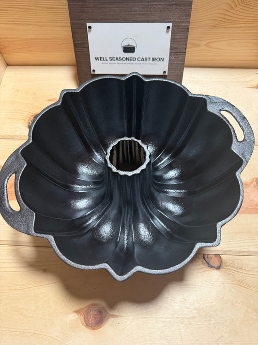 Vintage Lodge Bundt Cake Mold