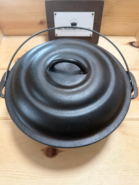 O'Brien and O'Brien Chicago #8 Dutch Oven w/ Beehive Lid