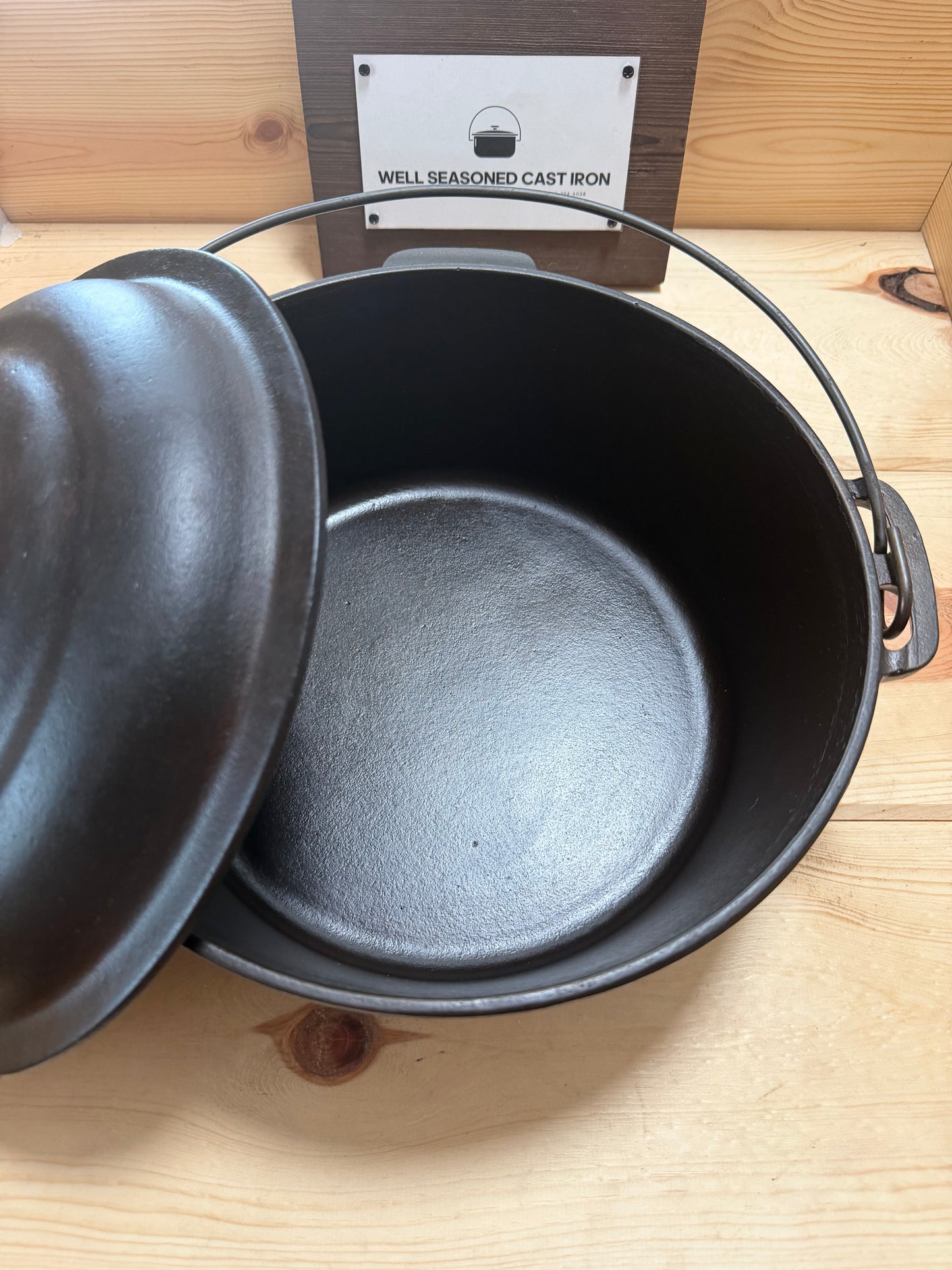 O'Brien and O'Brien Chicago #8 Dutch Oven w/ Beehive Lid