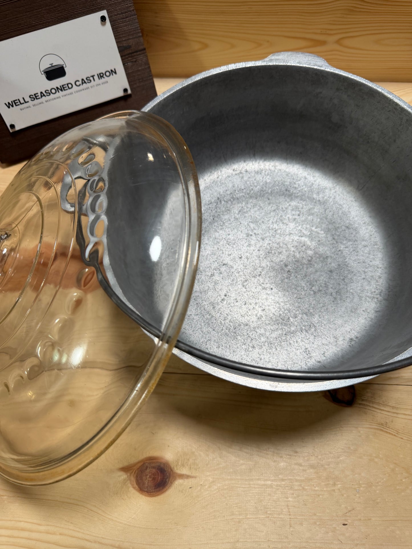 Wagner Ware Sidney -O- Hammered Aluminum Dutch Oven w/ Wagner C8 Glass Lid