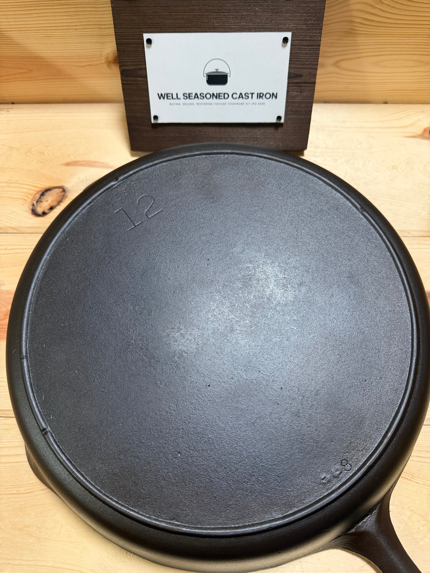 Vintage Lodge 3 notch #12 with matching LID!