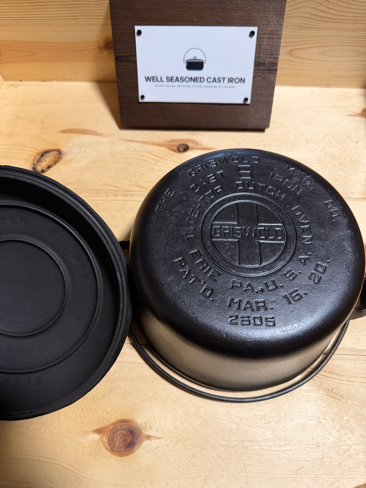 HAIRLINE CRACK! Griswold no.6 Tite-Top Dutch Oven