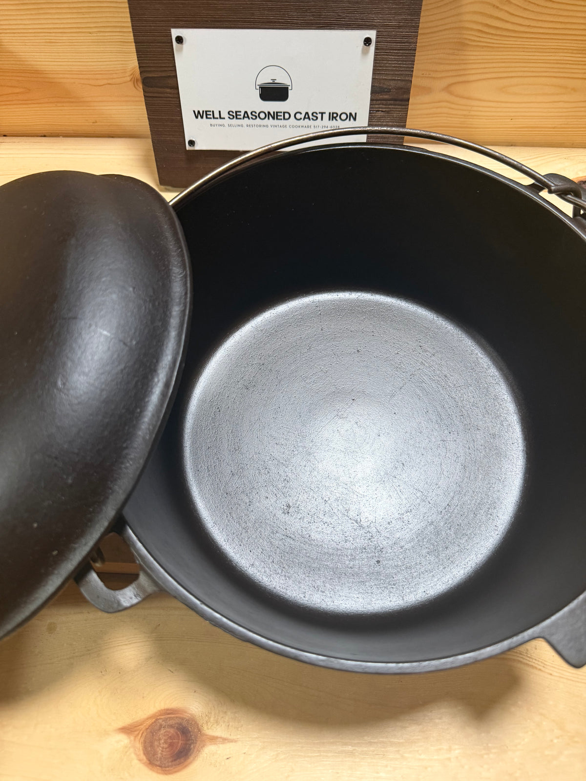 Chicago Hardware Foundry no.8 Dutch Oven- Diamond Logo