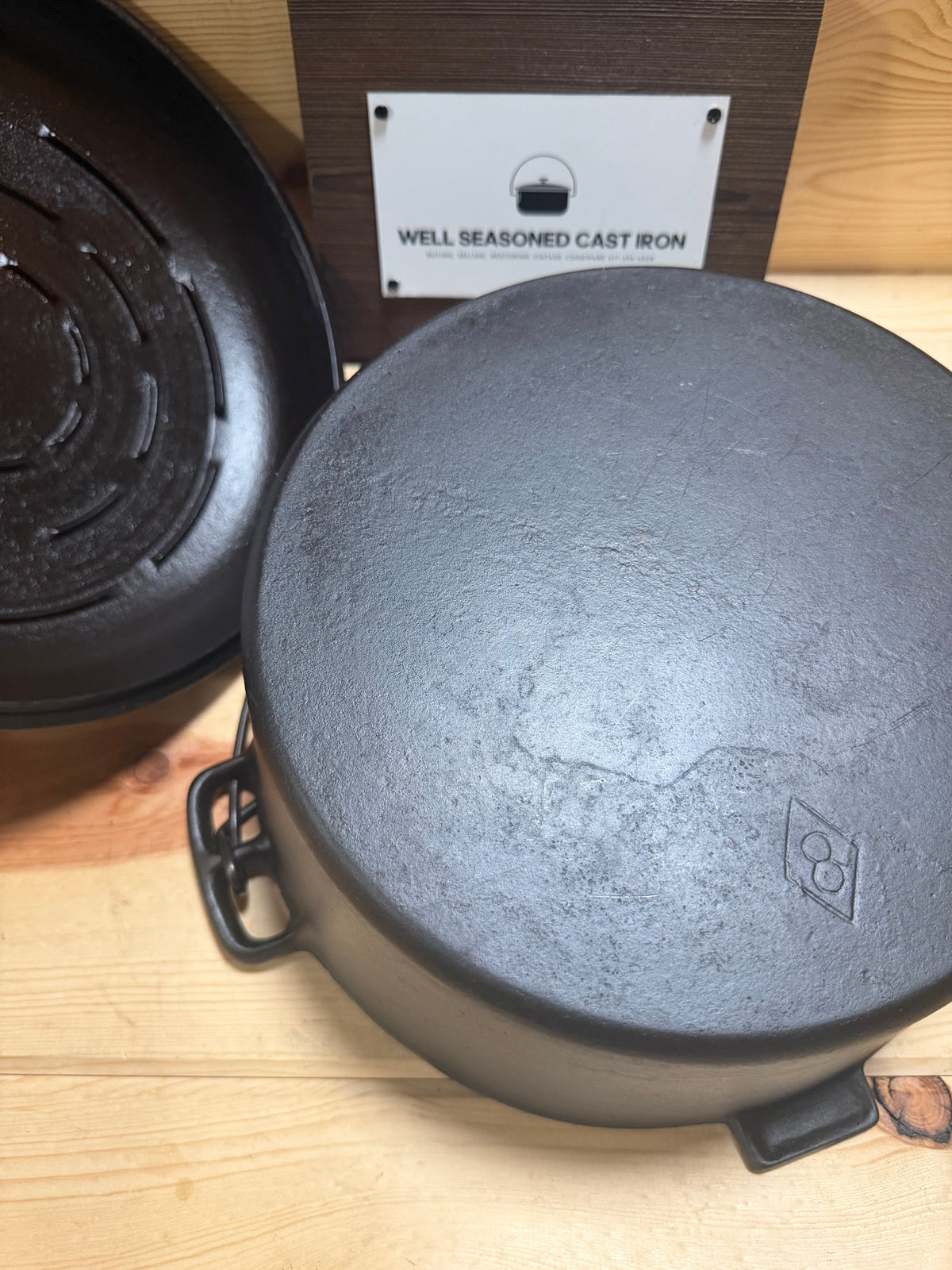 Chicago Hardware Foundry no.8 Dutch Oven- Diamond Logo