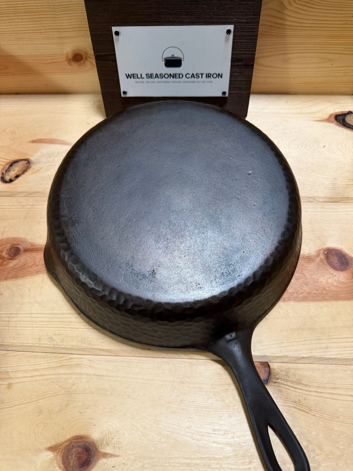 Unmarked Wagner Hammered Skillet no.8